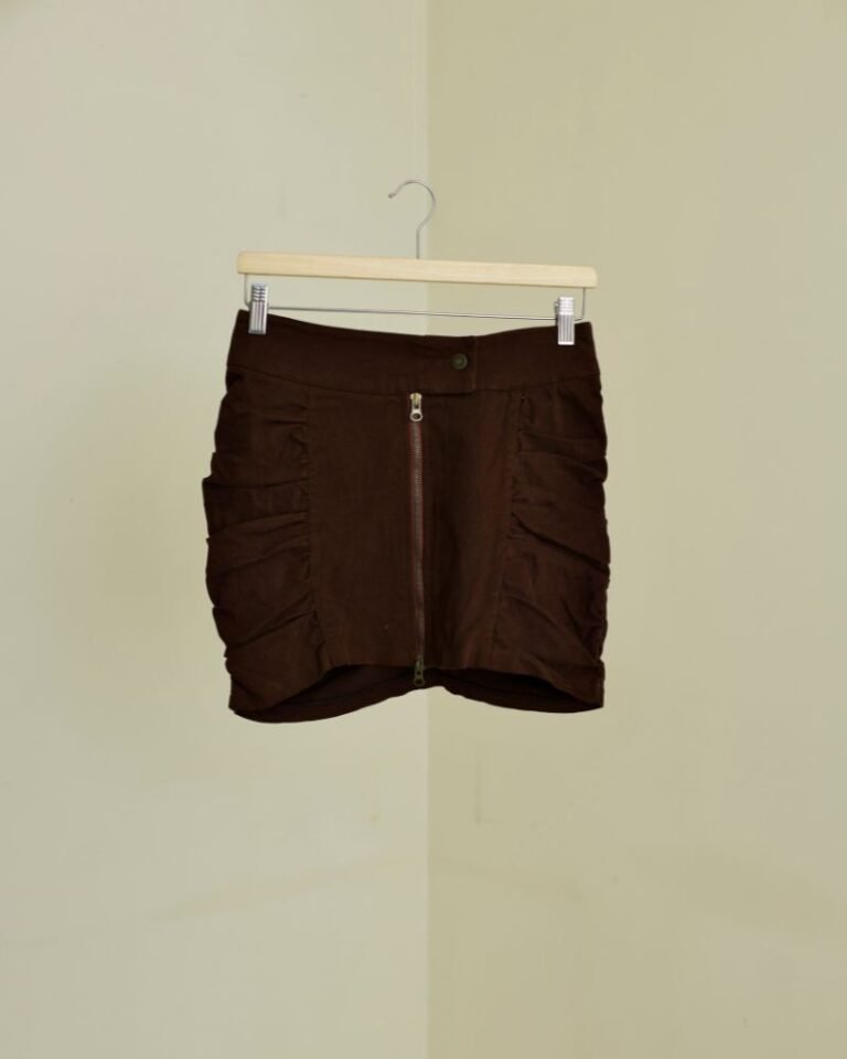 Brown short suede skirt with gathered side panels and central two-way zipper