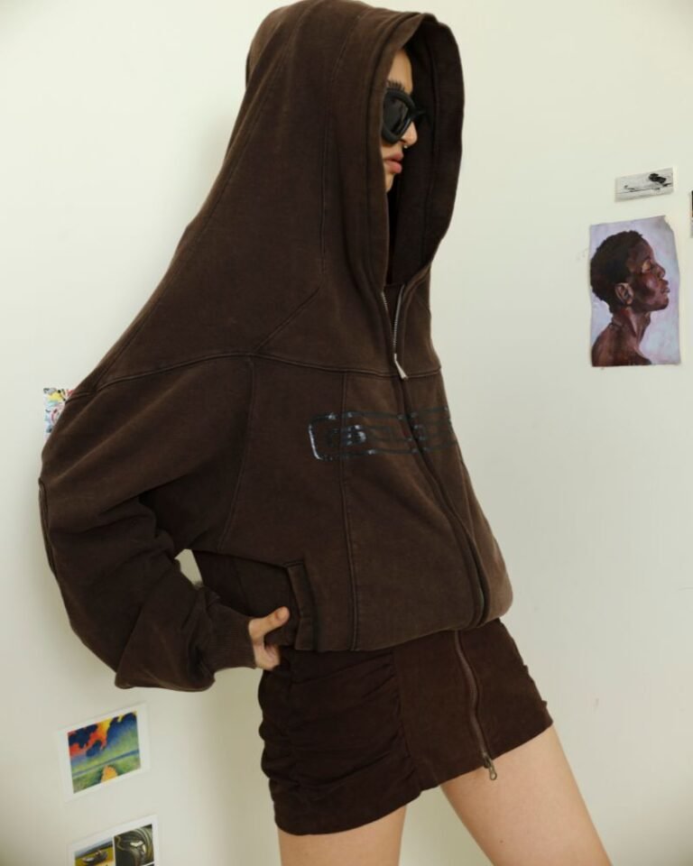 Brown short suede skirt with gathered side panels and central two-way zipper