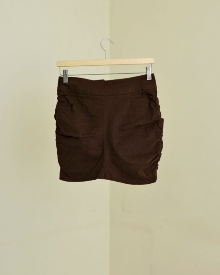 Brown short suede skirt with gathered side panels and central two-way zipper